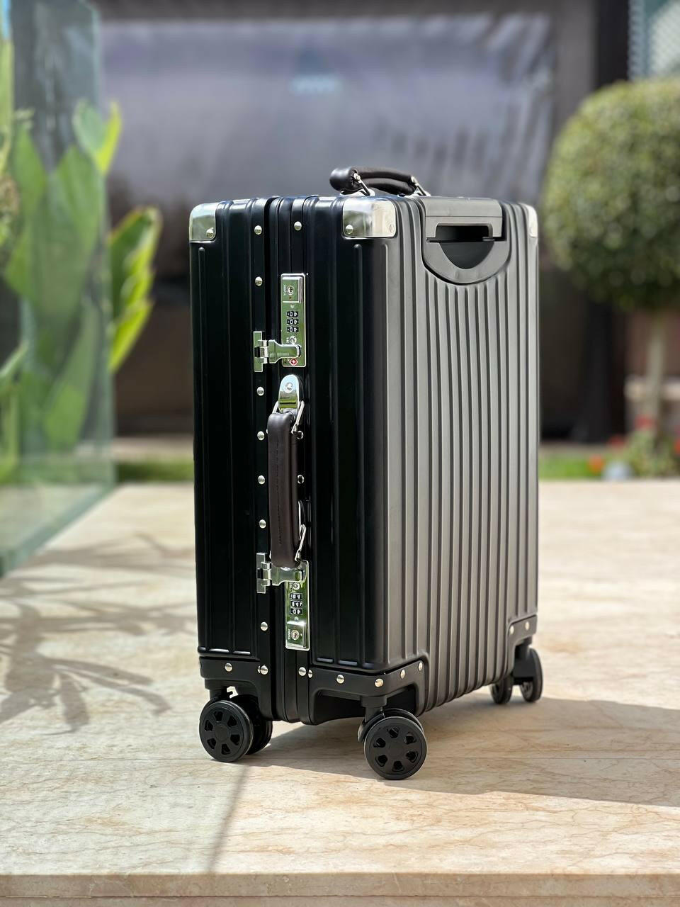 Valise de voyage légère en aluminium noir