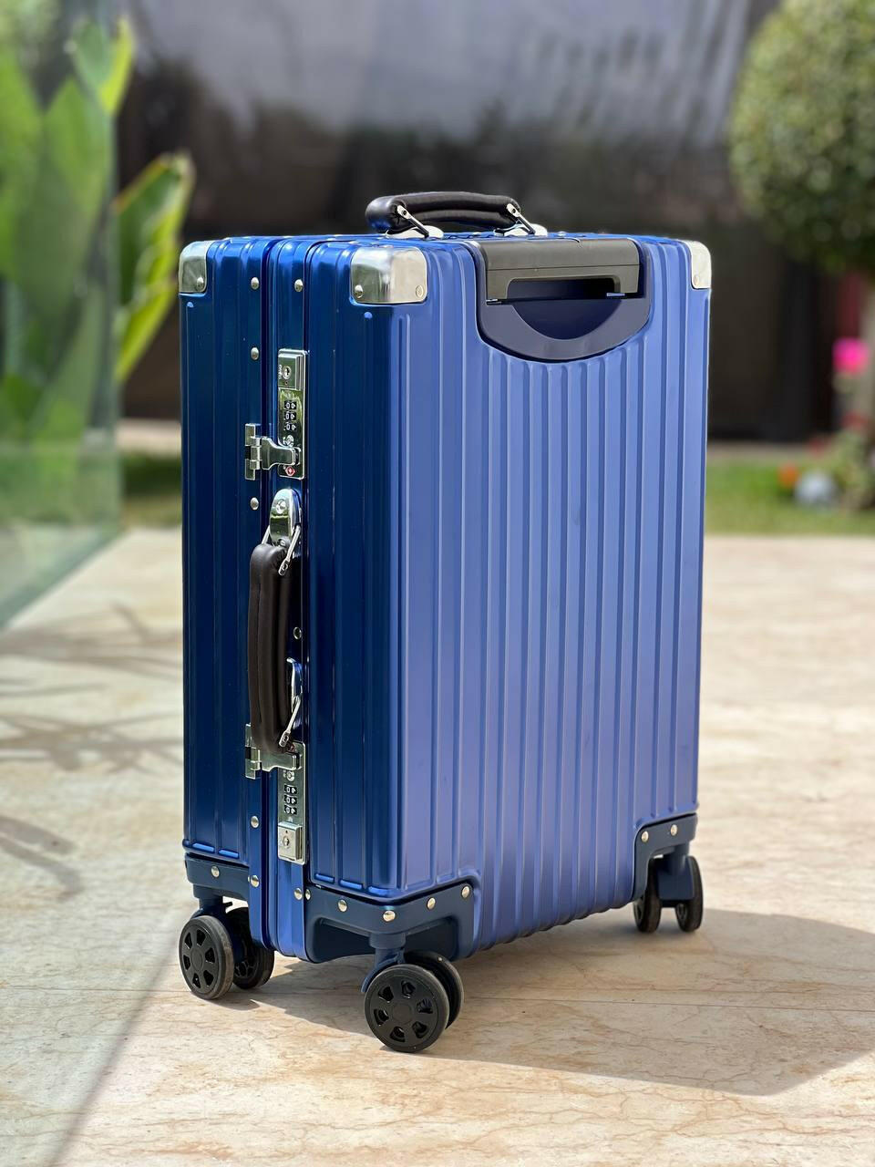 Valise style Rimowa avec roues pivotantes bleu