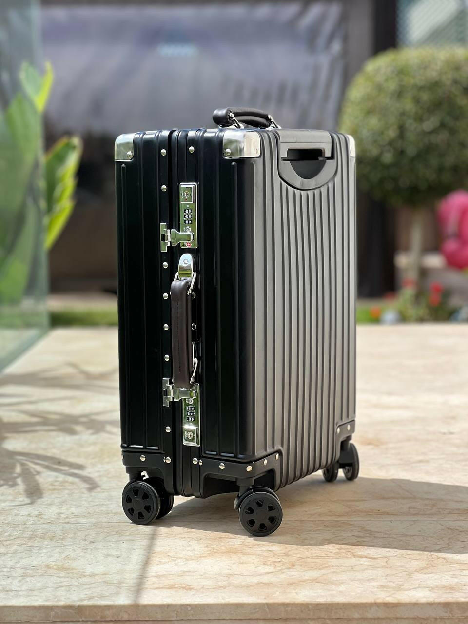 Valise résistante avec coque dure brillante noir