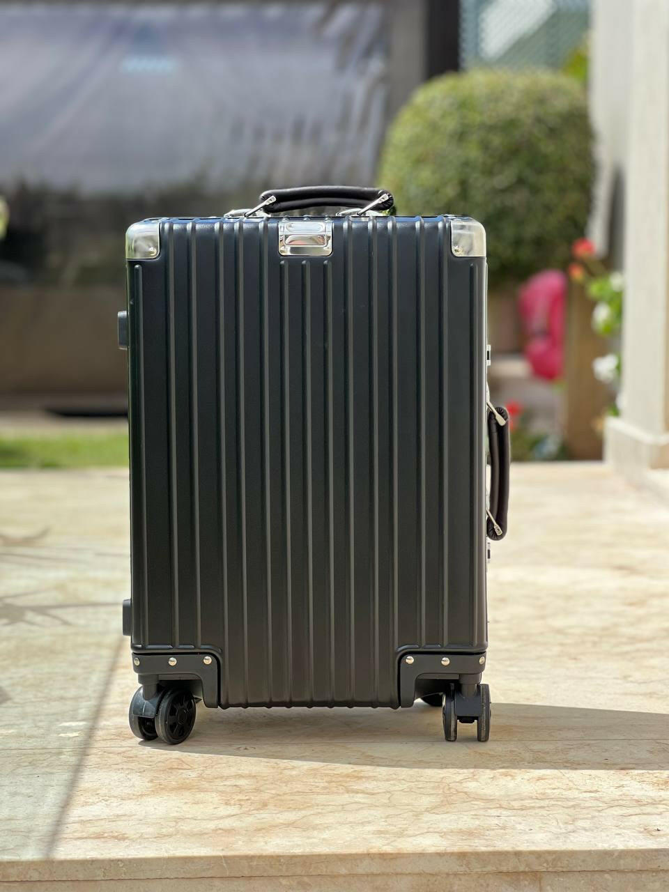Valise aluminium noire élégante front side
